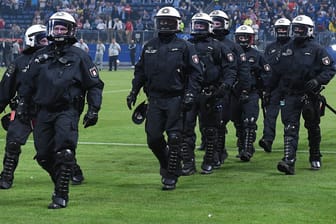 Polizisten stehen nach einem HSV-Spiel auf dem Rasen (Archivbild): Das Volksparkstadion wird ein zentraler Einsatzort während der EM.