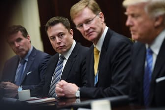 Elon Musk (links) am Tisch mit Donald Trump (rechts) (Archivbild): Der Unternehmer könnte künftig als Berater im Weißen Haus sitzen.