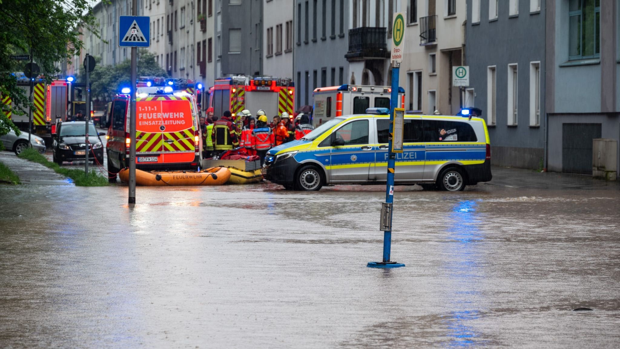 Hochwasser im Saarland: Feuerwehr warnt Anwohner vor Fluss | Unwetter-News