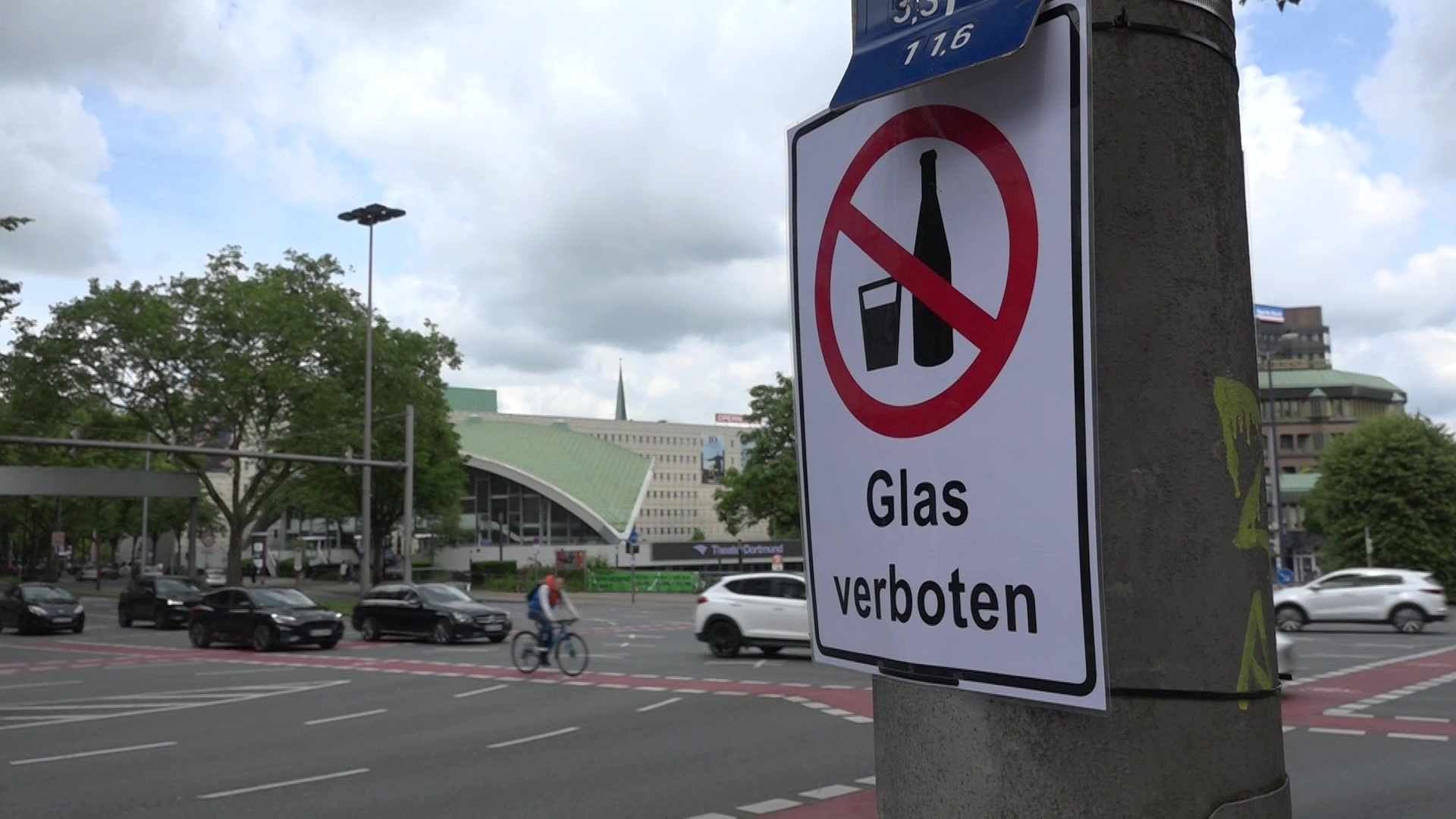 Glasverbotsschilder an der potenziellen Korso-Route: Die Stadt bereitet sich auf das CL-Finale vor.