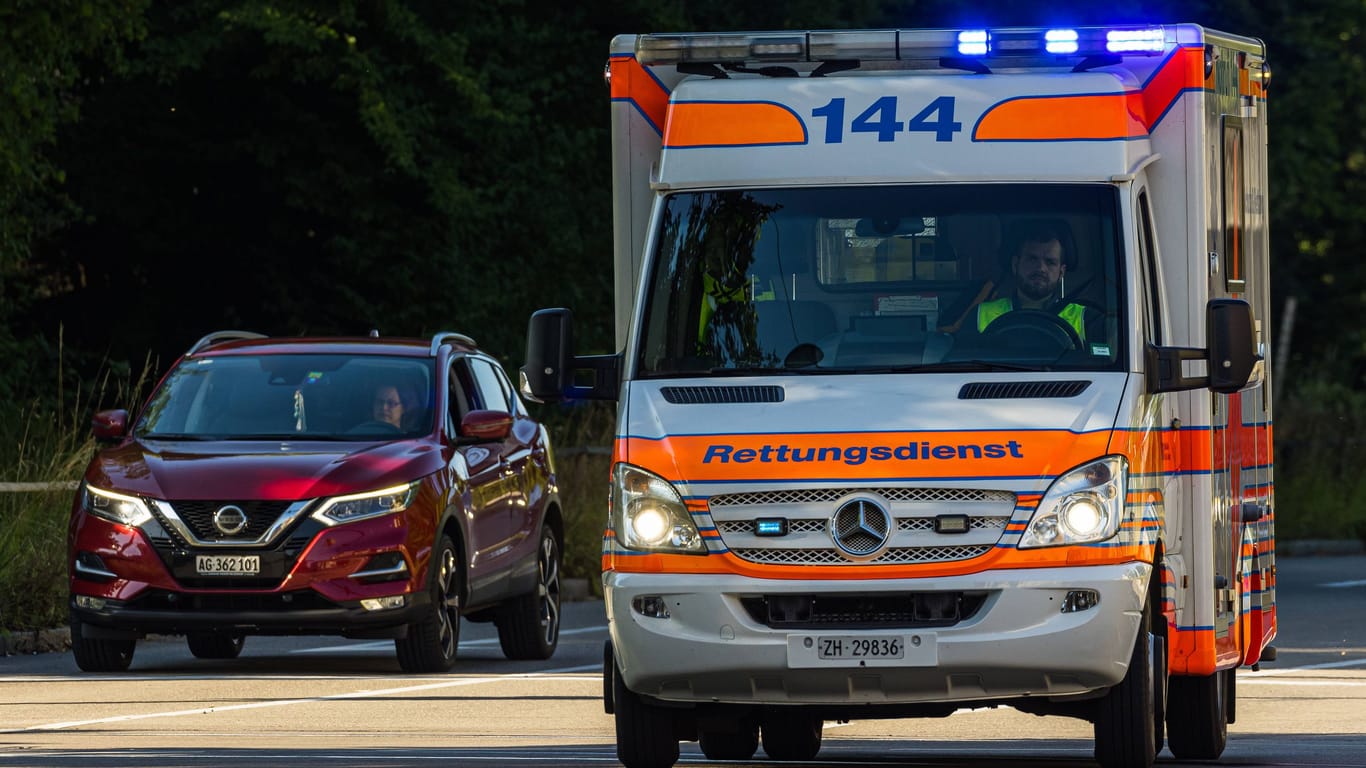Ein Rettungswagen in Zürich (Symbolbild): Noch ist nicht klar, ob es ein Angriff oder ein Unfall war.