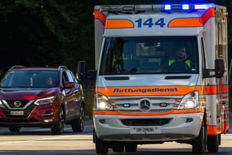 Ein Rettungswagen in Zürich (Symbolbild): Noch ist nicht klar, ob es ein Angriff oder ein Unfall war.