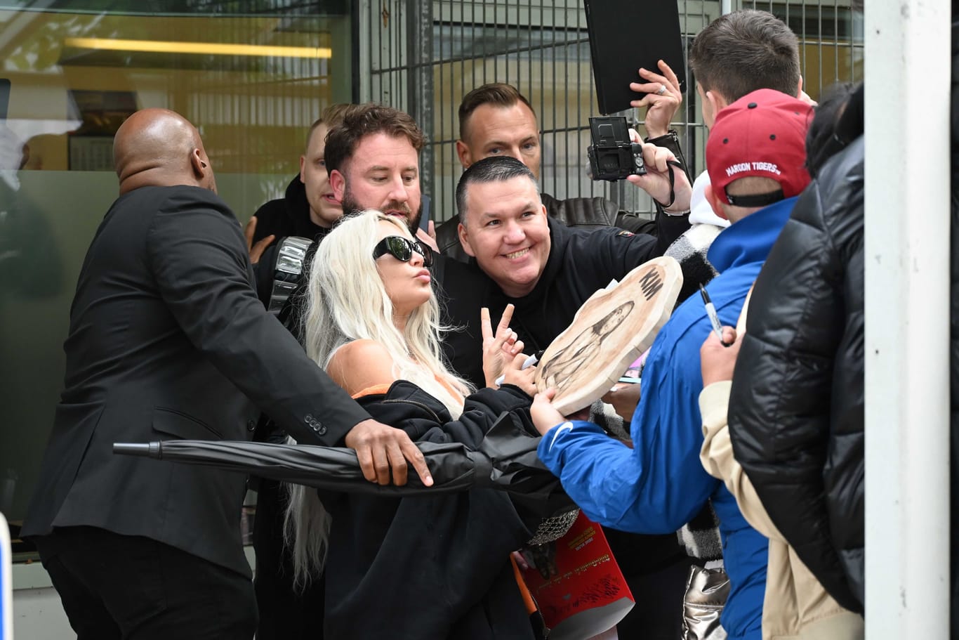 Im Privatjet kam Kim Kardashian um 14 Uhr am Hamburg Airport an: Am Geschäftsfliegerzentrum warteten schon Fans und Autogramsammler auf sie.