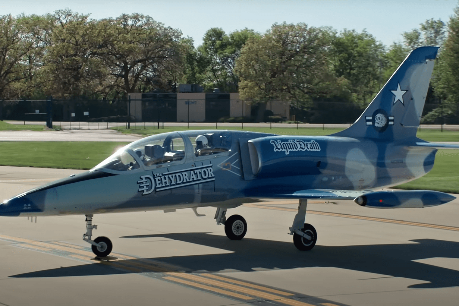 Diesen Flieger verlost eine US-Getränkemarke. Er heißt nun "The Dehydrator".