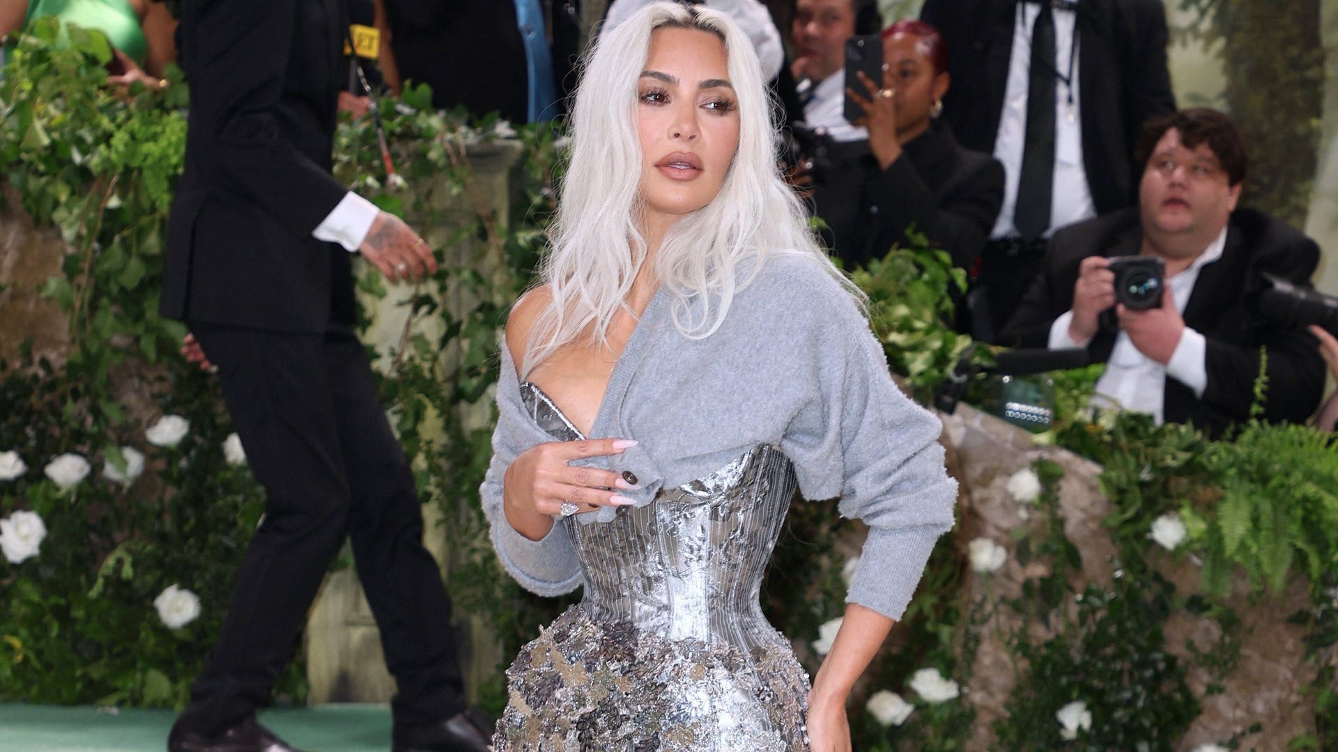 Kim Kardashians Mini-Taille sorgte bei der diesjährigen Met Gala für Aufsehen.