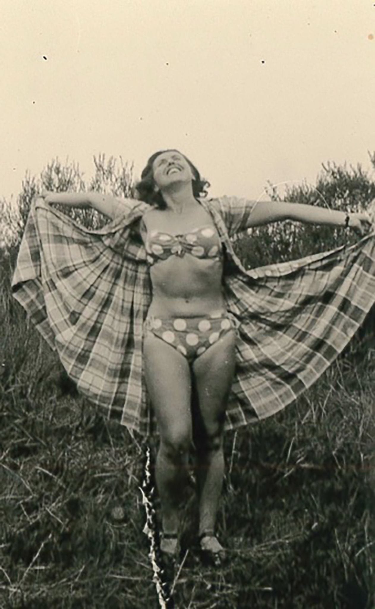 Sichtlich stolz auf ihr damaliges Trendoutfit: Die junge Ruth Megary im Bikini.