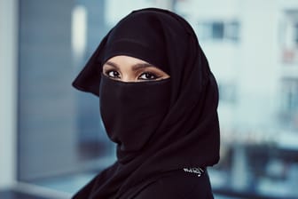 Eine Burkaträgerin blickt in die Kamera (Symbolfoto): In Hamburg sind zehn Fälle von Schülerinnen bekannt, die mit Gesichtsverhüllungen in den Unterricht gehen.