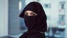 Eine Burkaträgerin blickt in die Kamera (Symbolfoto): In Hamburg sind zehn Fälle von Schülerinnen bekannt, die mit Gesichtsverhüllungen in den Unterricht gehen.