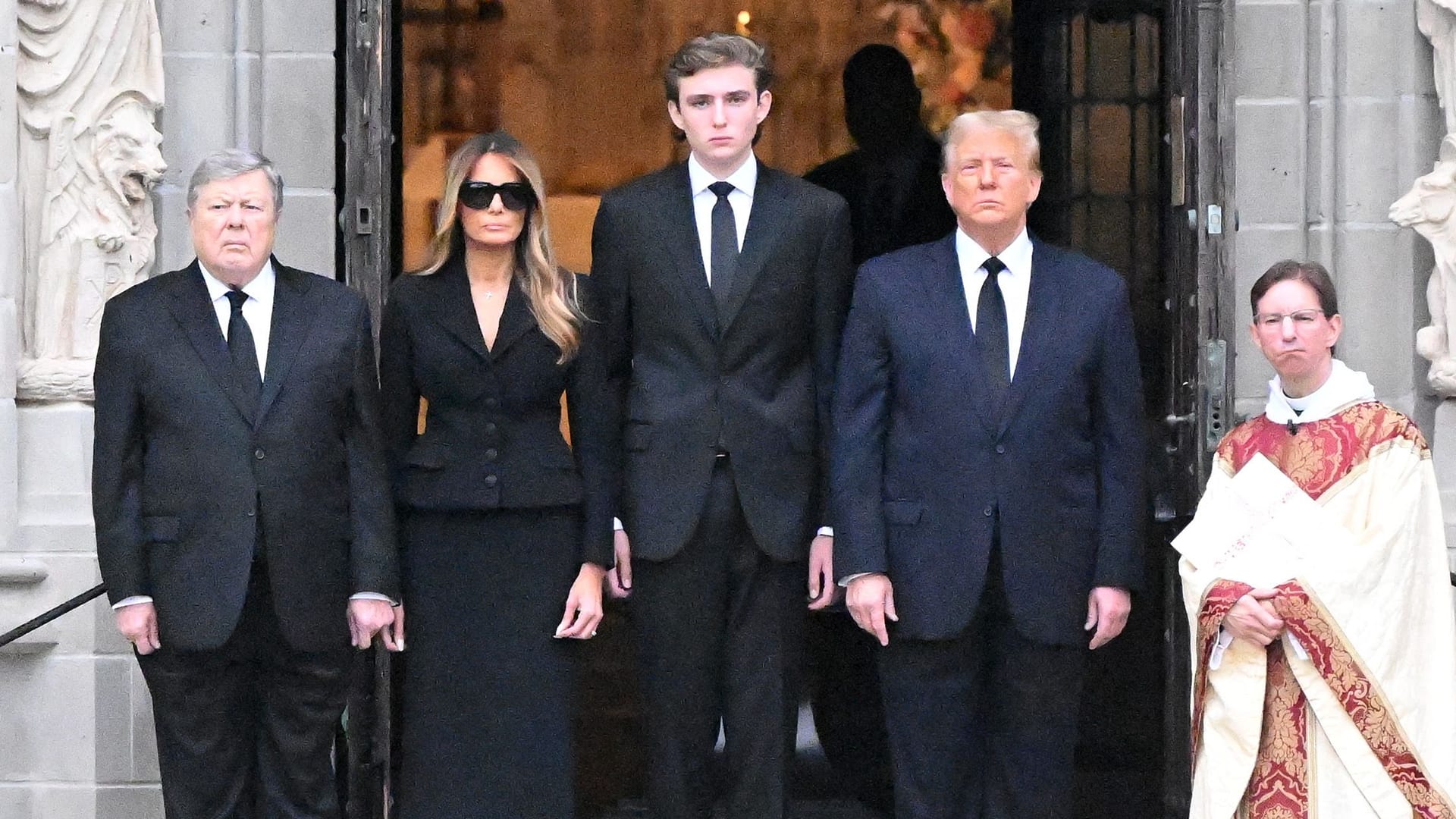 Viktor Knavs, Melania Trump, Barron Trump and Donald Trump bei der Beerdigung von Melanias Mutter Amalija Knavs im Januar 2024 in Florida.