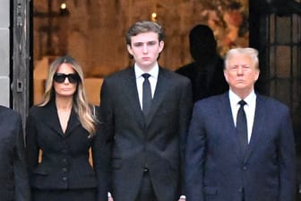 Viktor Knavs, Melania Trump, Barron Trump and Donald Trump bei der Beerdigung von Melanias Mutter Amalija Knavs im Januar 2024 in Florida.