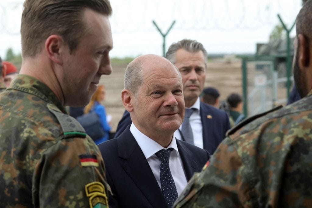Der Kanzler bei Bundeswehrsoldaten in Litauen 2022.