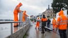 Männer ziehen Hochwasserschutzwände in Dresden hoch (Archivbild, 2013): In Chemnitz werden die Schutzmaßnahmen nun auch aufgenommen.