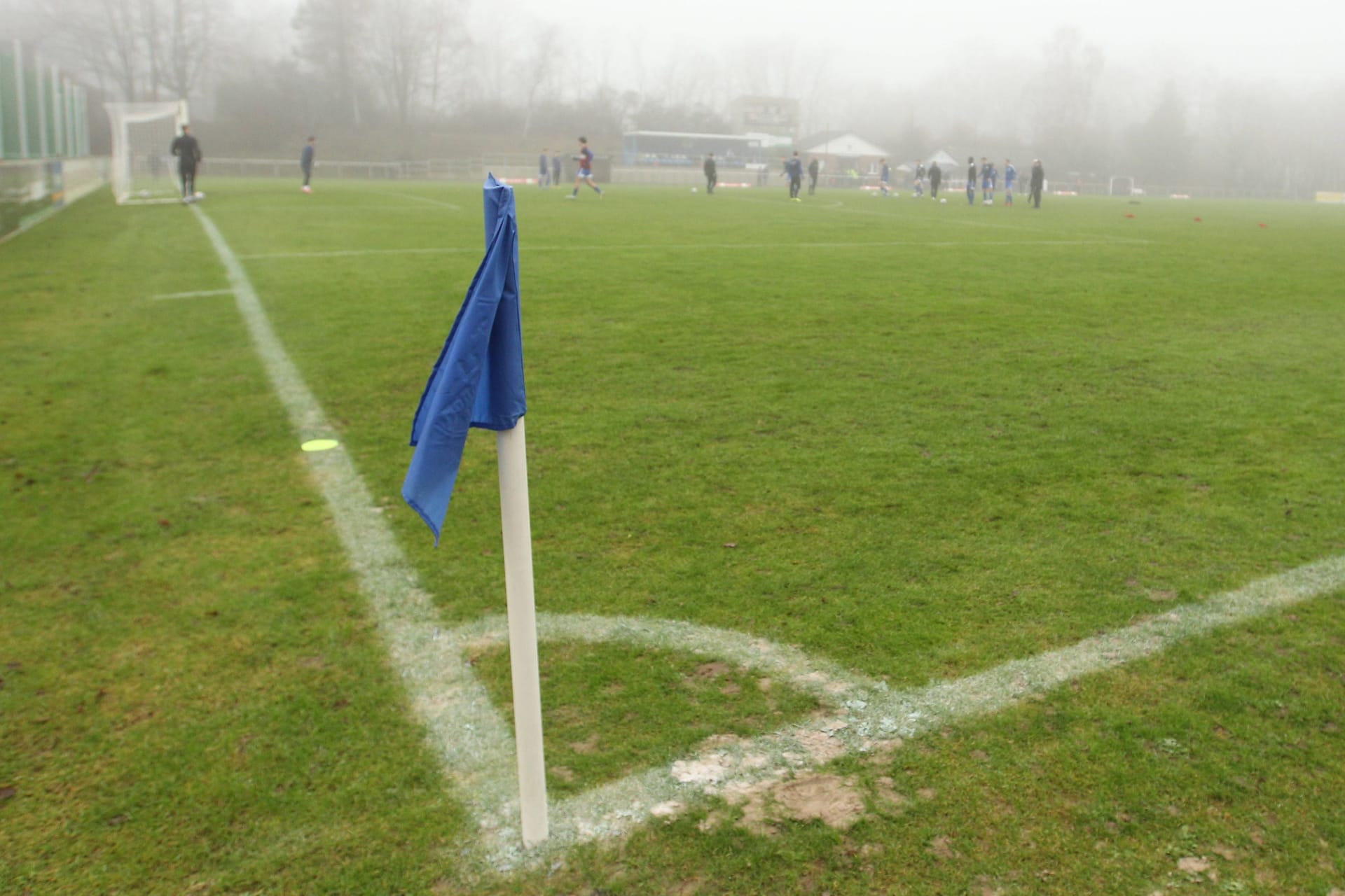 Ein Fußballplatz im Nebel (Symbolbild): In Frankreich kam es zu einem schweren Unglück.