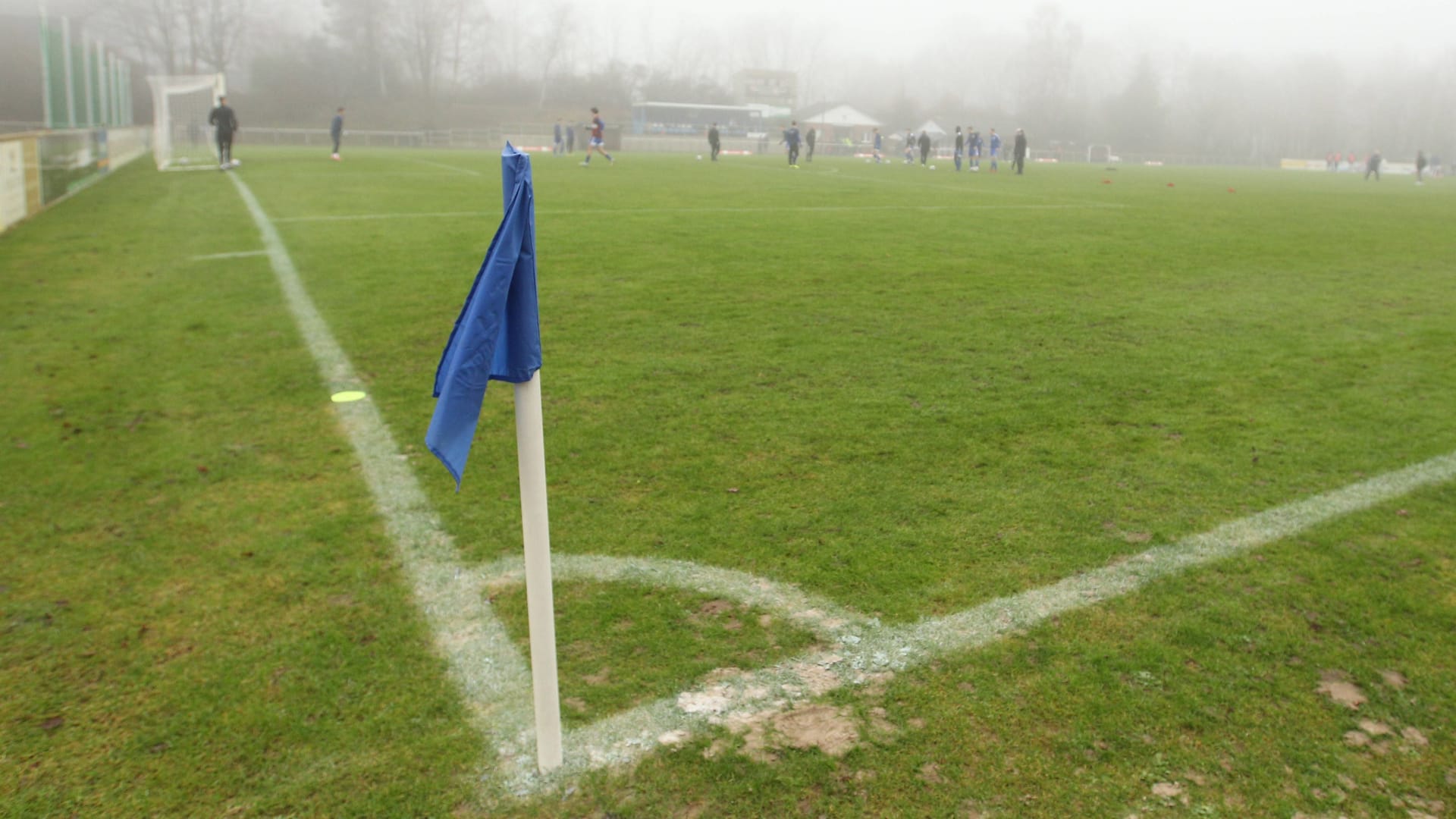 Ein Fußballplatz im Nebel (Symbolbild): In Frankreich kam es zu einem schweren Unglück.