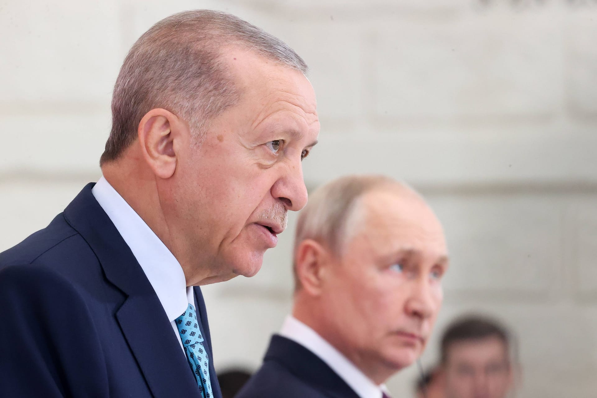 Recep Tayyip Erdogan (l.) und Wladimir Putin bei einem Treffen. Die beiden Präsidenten haben offenbar einen Weg gefunden, russisches Öl in die EU zu bringen (Archivbild).