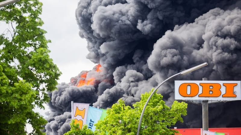 Flammen und dichter Qualm sind bei einem Brand in Berlin-Lichterfelde in der Rauchsäule zu sehen.