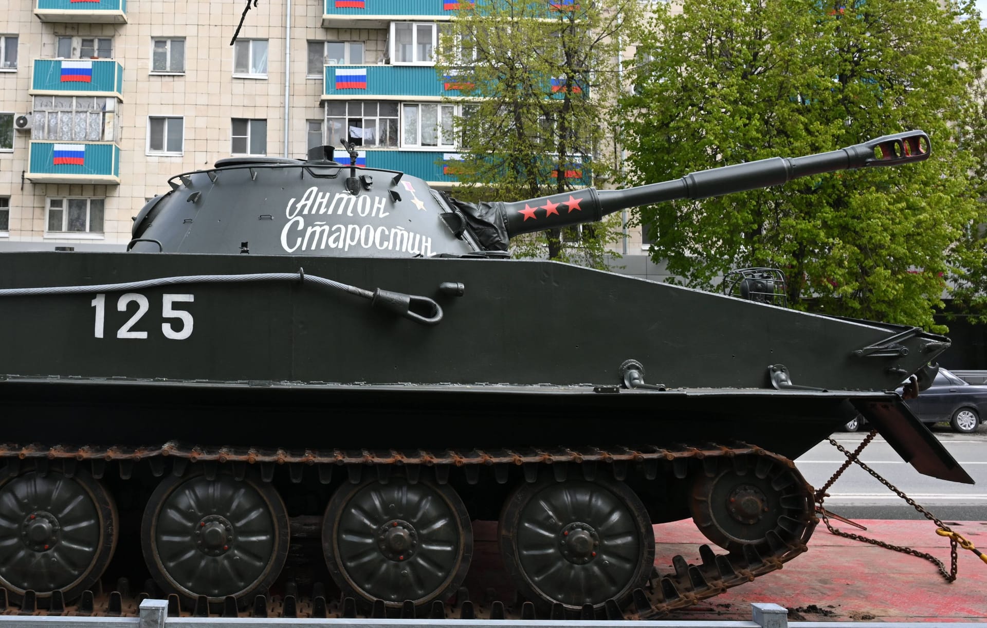 Bei der Parade ausgestellt: Ein Panzer der "Roten Armee".