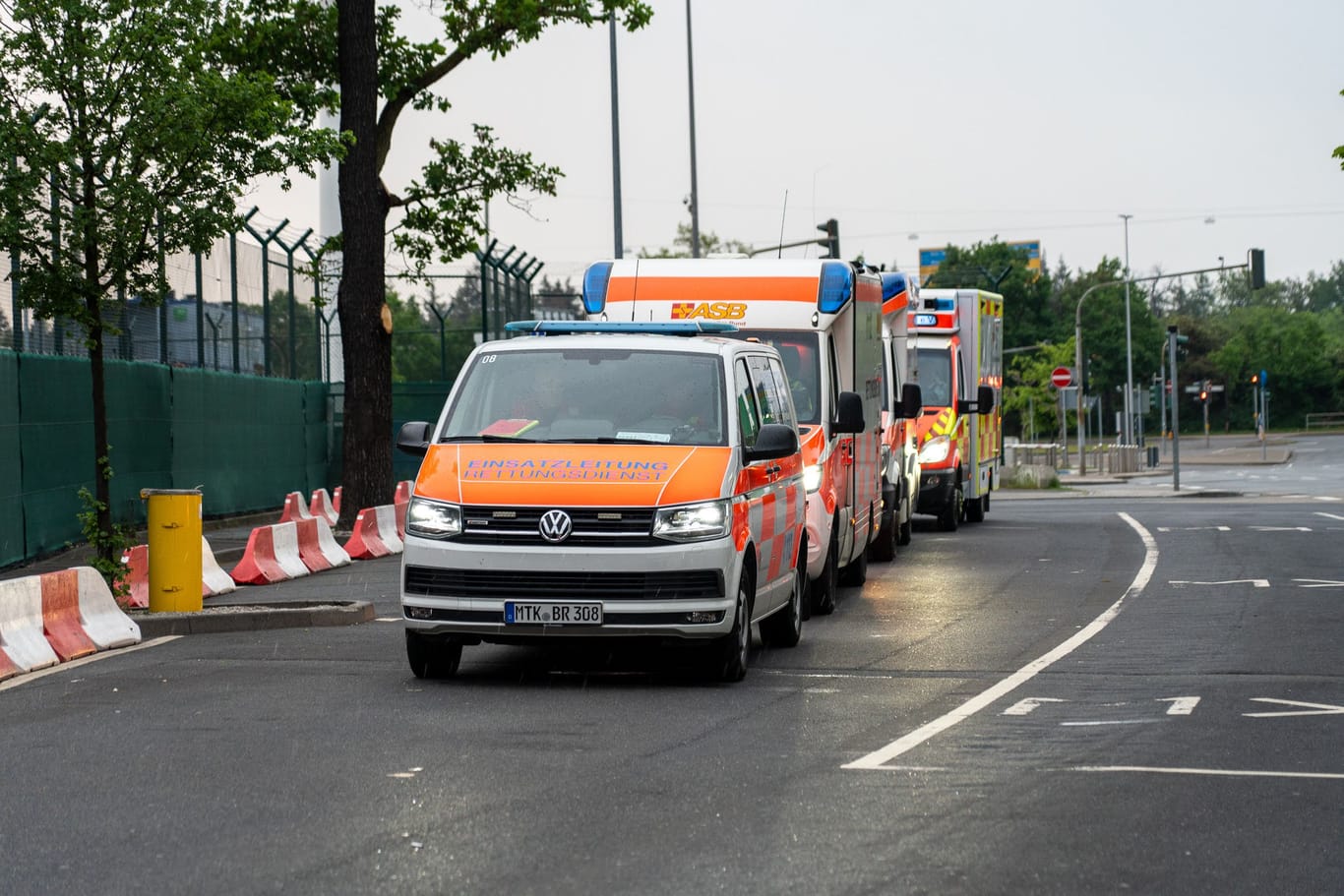 Rettungskräfte haben die vielen Passagiere in Frankfurt in Empfang genommen.