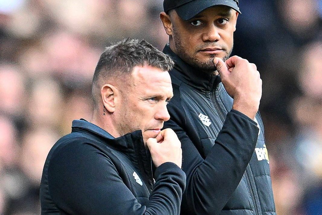 Craig Bellamy (li.) als Assistent von Vincent Kompany in Burnley: Nun steigt der Waliser vorerst auf.