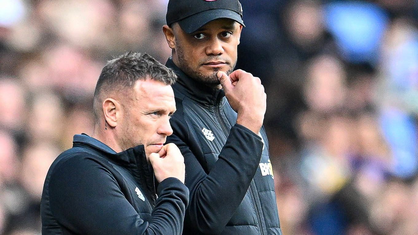 Craig Bellamy (li.) als Assistent von Vincent Kompany in Burnley: Nun steigt der Waliser vorerst auf.