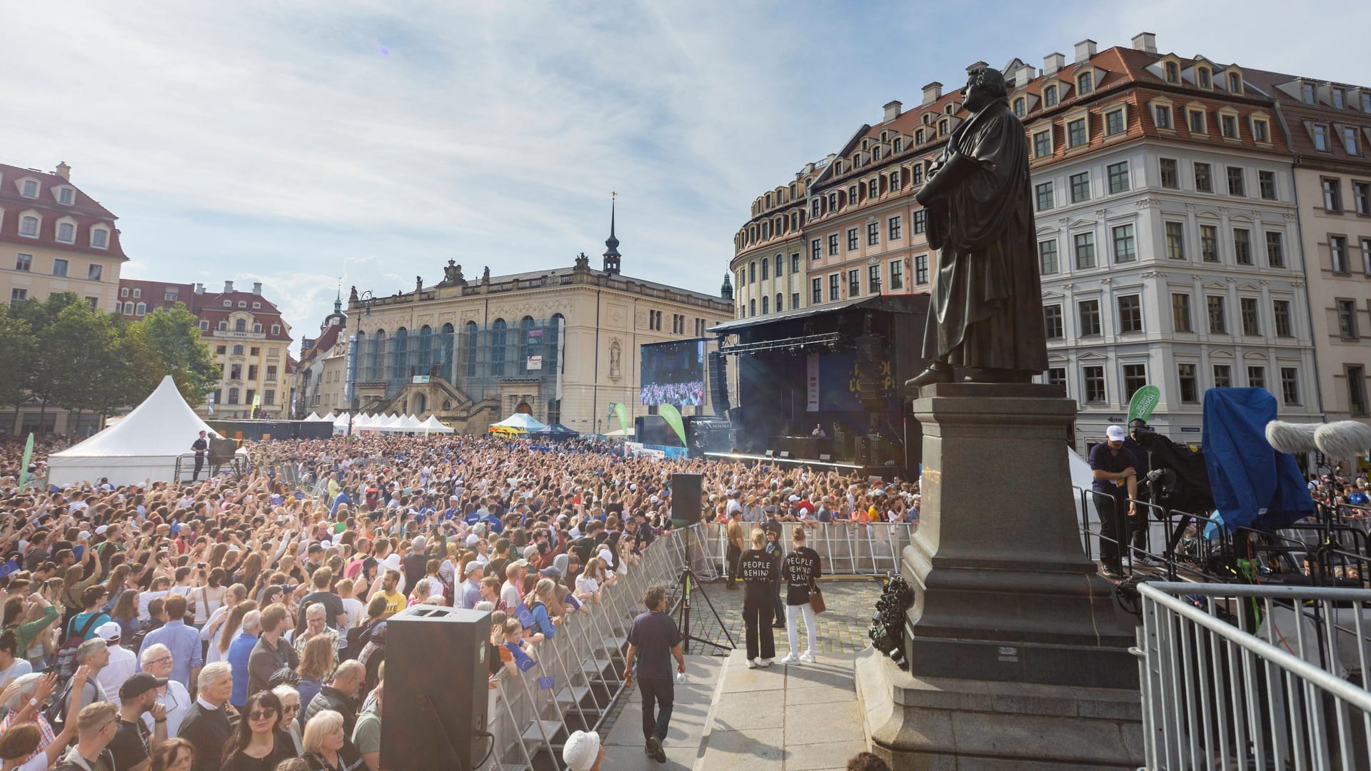 Fête de l'Europe vor der Frauenkirche: Neben Clueso oder Elif lockte vor allem das französische Staatsoberhaupt auf den Dresdner Neumarkt.