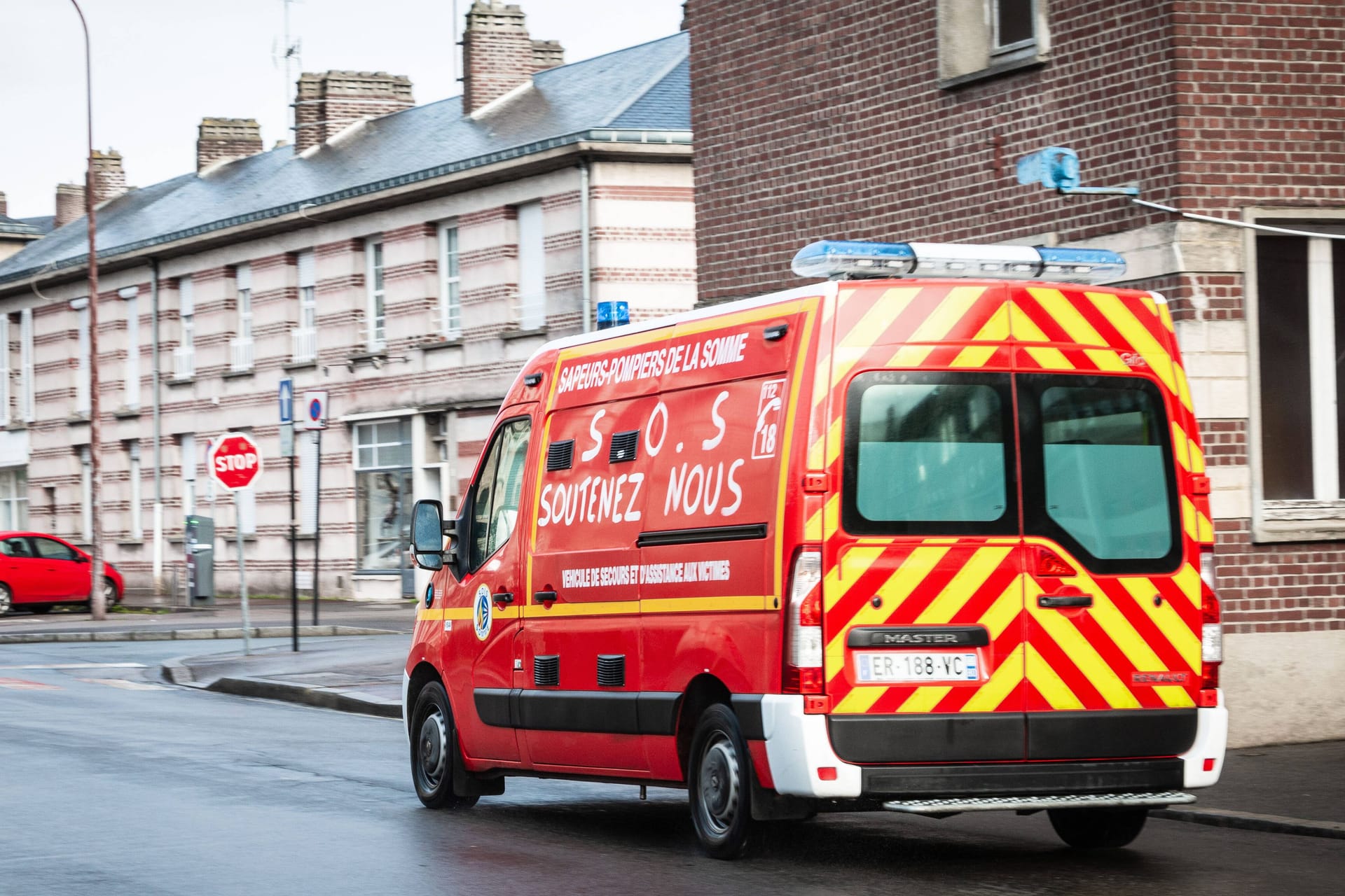 Rettungsfahrzeug in Frankreich: Für das Kleinkind kam jede Hilfe zu spät.