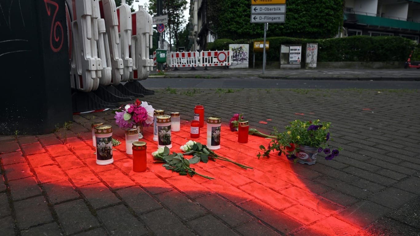 Die Betroffenheit in Düsseldorf-Flingern ist groß: In der Lichtenstraße wurden Blumen niedergelegt und Trauerkerzen aufgestellt.