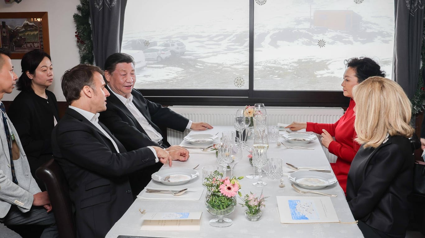 Chinesischer Staatsbesuch in Frankreich: Xi Jinping besucht mit dem französischen Präsidenten Emmanuel Macron und den Frauen der beiden Staatschefs ein Restaurant in den französischen Pyrenäen.