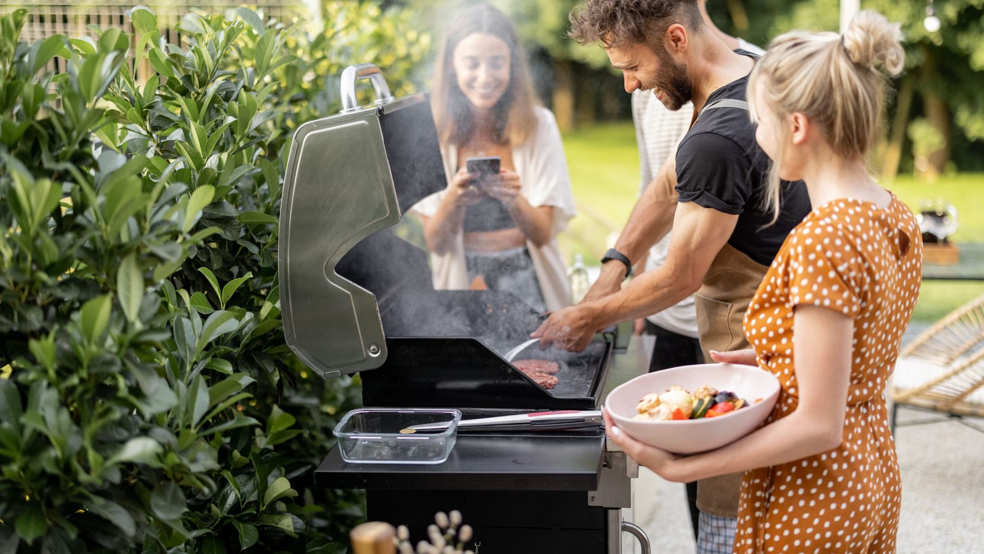 Gasgrill-Vergleich: Damit Sie köstliche Speisen im Garten grillen können, zeigen wir die besten Grillmodelle von Weber, Enders und Co.