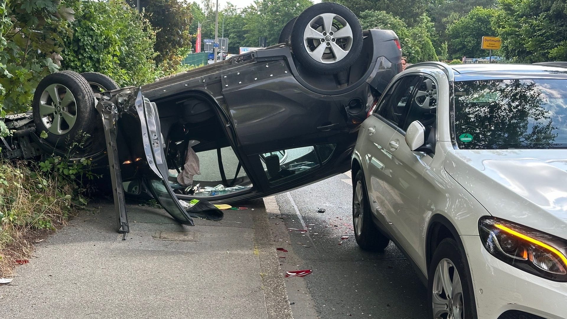 Fahrzeug auf dem Dach: Der Unfallfahrer wurde mit schweren Verletzungen in ein Krankenhaus gebracht.