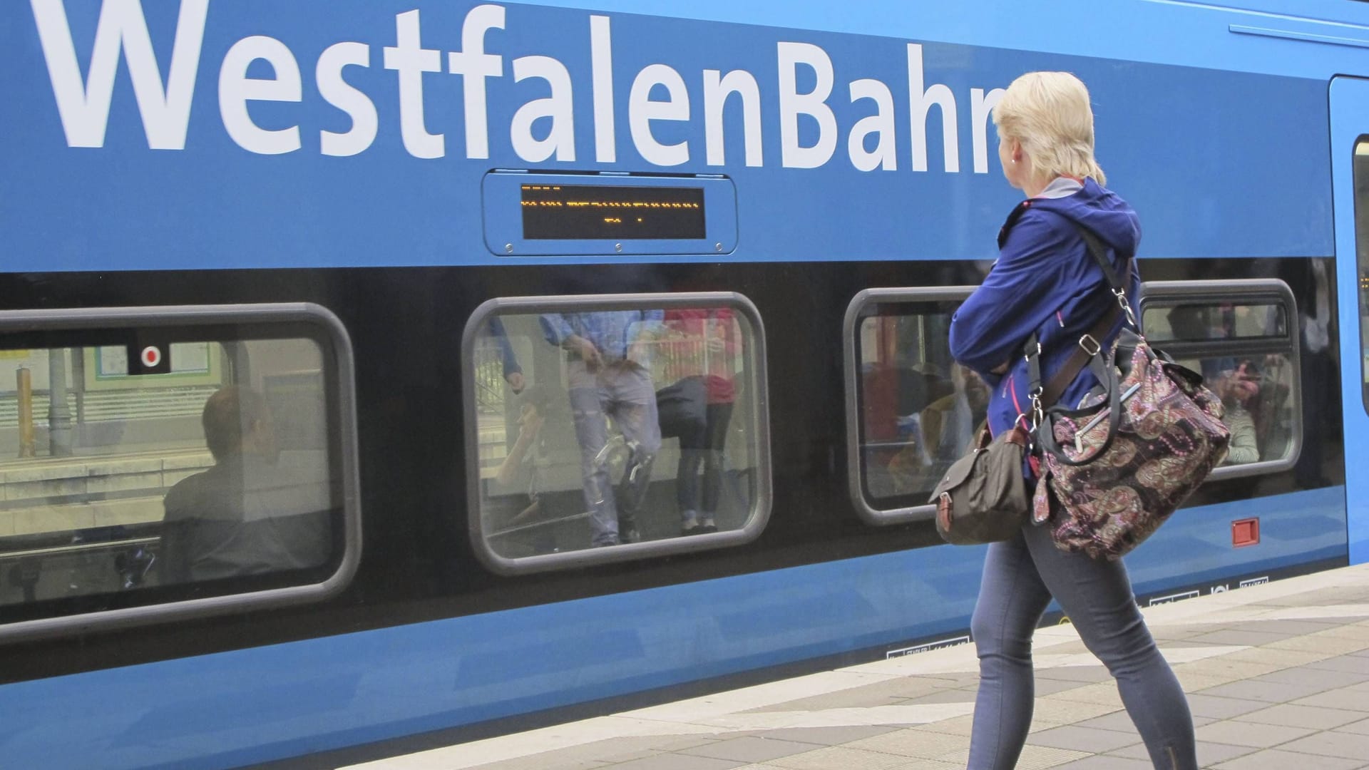 Westfalenbahn (Archivbild): Der Mann war in Hannover vor einen Zug dieses Eisenbahnunternehmens gestürzt.