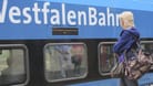 Westfalenbahn (Archivbild): Der Mann war in Hannover vor einen Zug dieses Eisenbahnunternehmens gestürzt.