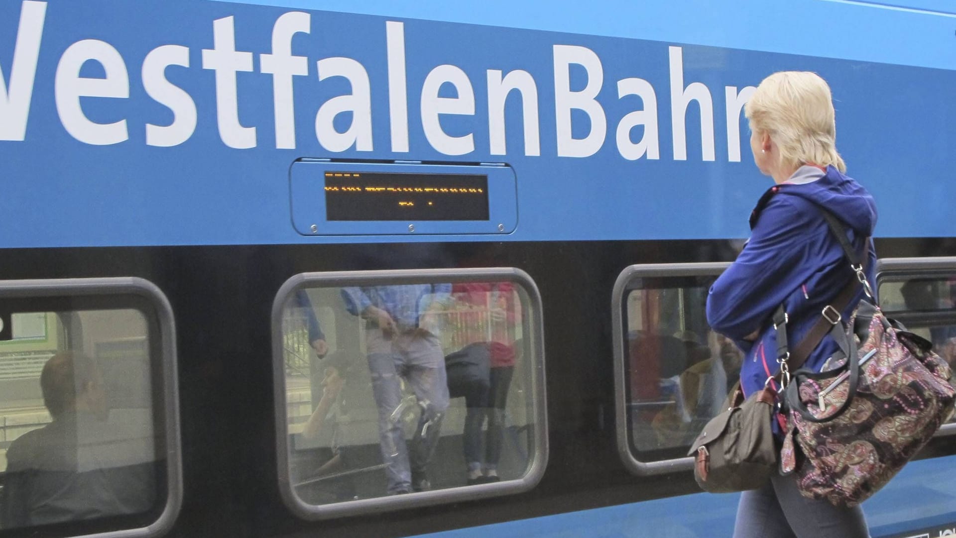 Westfalenbahn (Archivbild): Der Mann war in Hannover vor einen Zug dieses Eisenbahnunternehmens gestürzt.