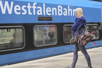 Westfalenbahn (Archivbild): Der Mann war in Hannover vor einen Zug dieses Eisenbahnunternehmens gestürzt.
