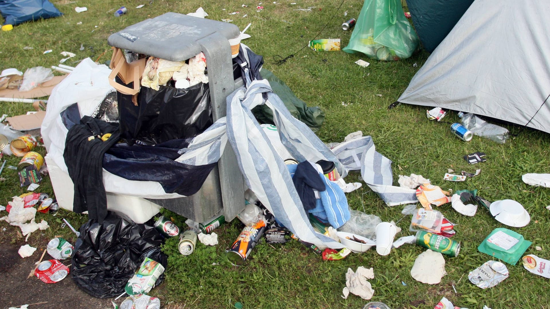 Seit jeher haben die Veranstalter des Rock im Park mit erheblichen Müllbergen auf dem Gelände zu kämpfen.