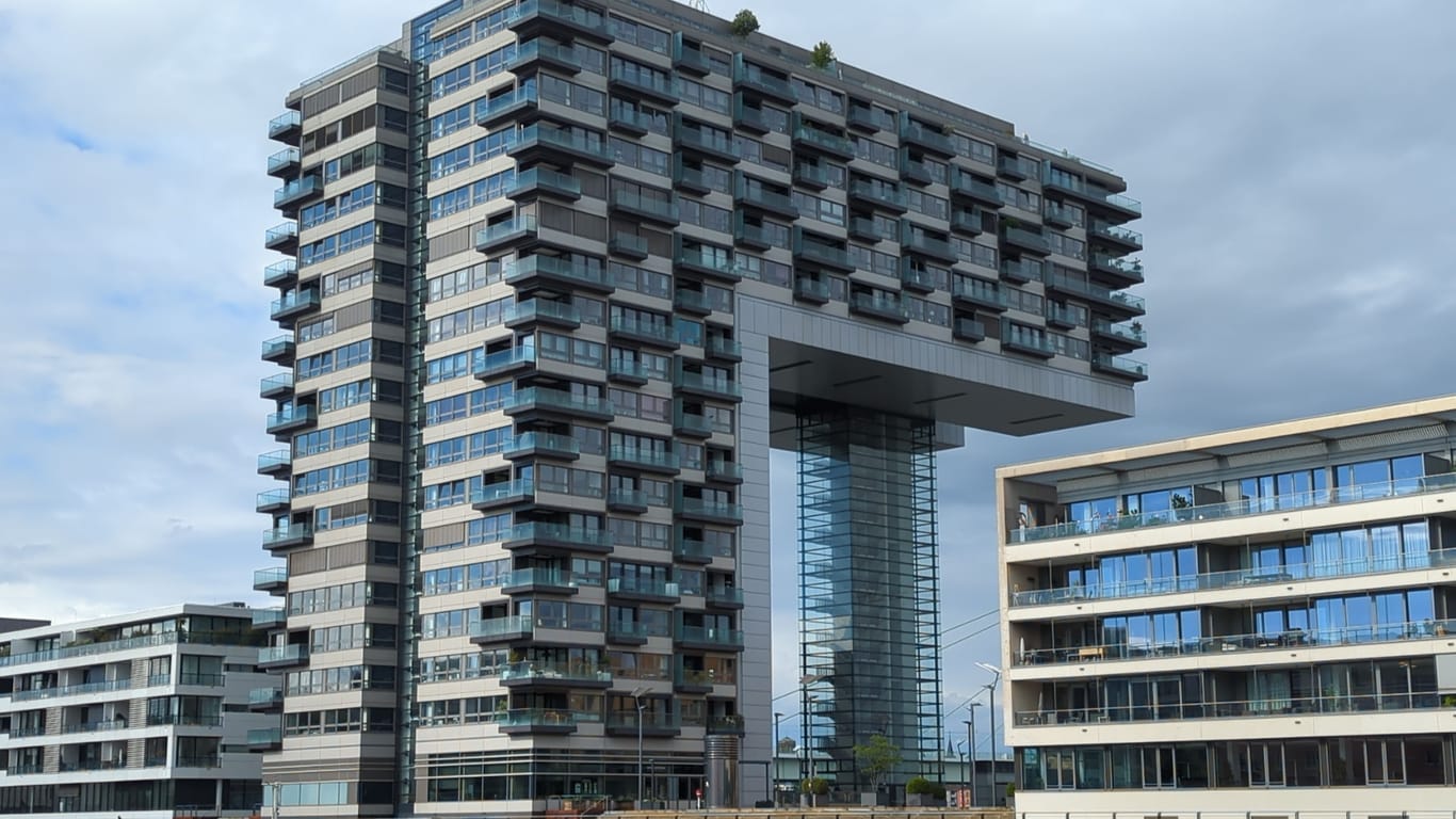 Eines der Kranhäuser am Rheinauhafen: Auch Lukas Podolski besitzt hier eine Penthouse-Wohnung.