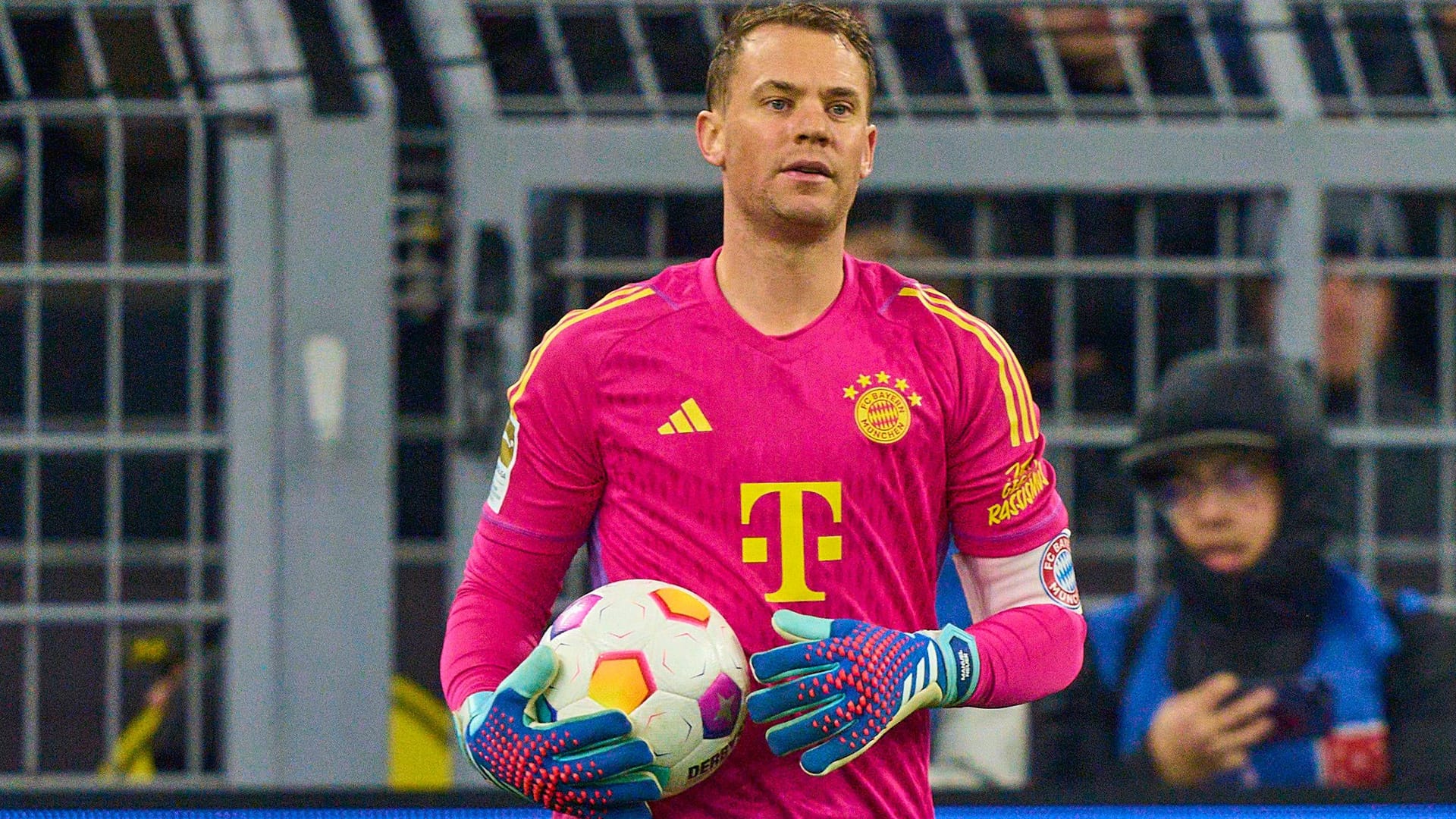 Bayern-Torwart Manuel Neuer mit dem Spielball der abgelaufenen Bundesliga-Saison. Der neue Ball hat ein anderes Design.