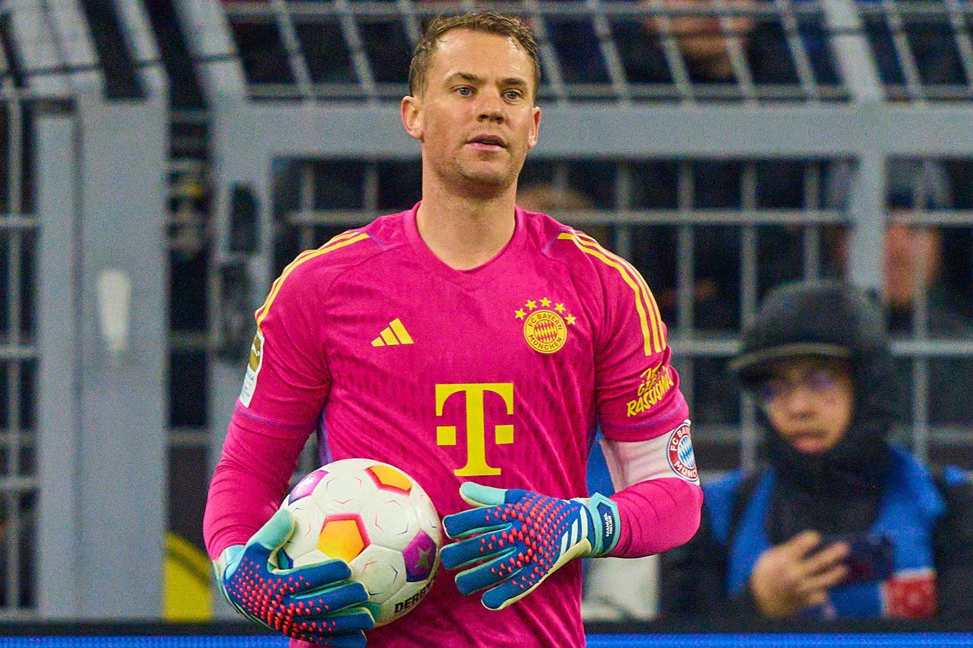 Bayern-Torwart Manuel Neuer mit dem Spielball der abgelaufenen Bundesliga-Saison. Der neue Ball hat ein anderes Design.