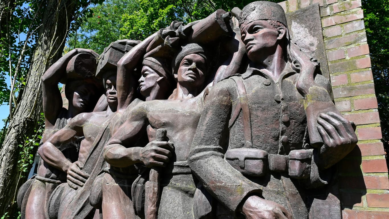 Die Askari-Reliefs in Jenfeld zeigen schwarze Krieger (Archivbild): Über den Umgang mit dem Denkmal streitet sich Hamburg seit mehr als 20 Jahren.