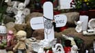 Pragsdorf: An der Stelle, wo der tödlich verletzte sechsjährige Joel im September 2023 gefunden wurde, erinnern Kreuze, Kerzen und Figuren an den Jungen.
