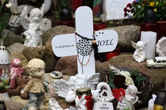 Pragsdorf: An der Stelle, wo der tödlich verletzte sechsjährige Joel im September 2023 gefunden wurde, erinnern Kreuze, Kerzen und Figuren an den Jungen.