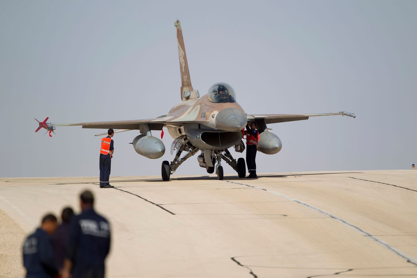 Mechaniker auf einem Militärflughafen in Israel an einem F-16 Kampfjet (Archivfoto): In der Nacht zu Freitag schickte Israel nach eigener Aussage Kampfjets in den Libanon.