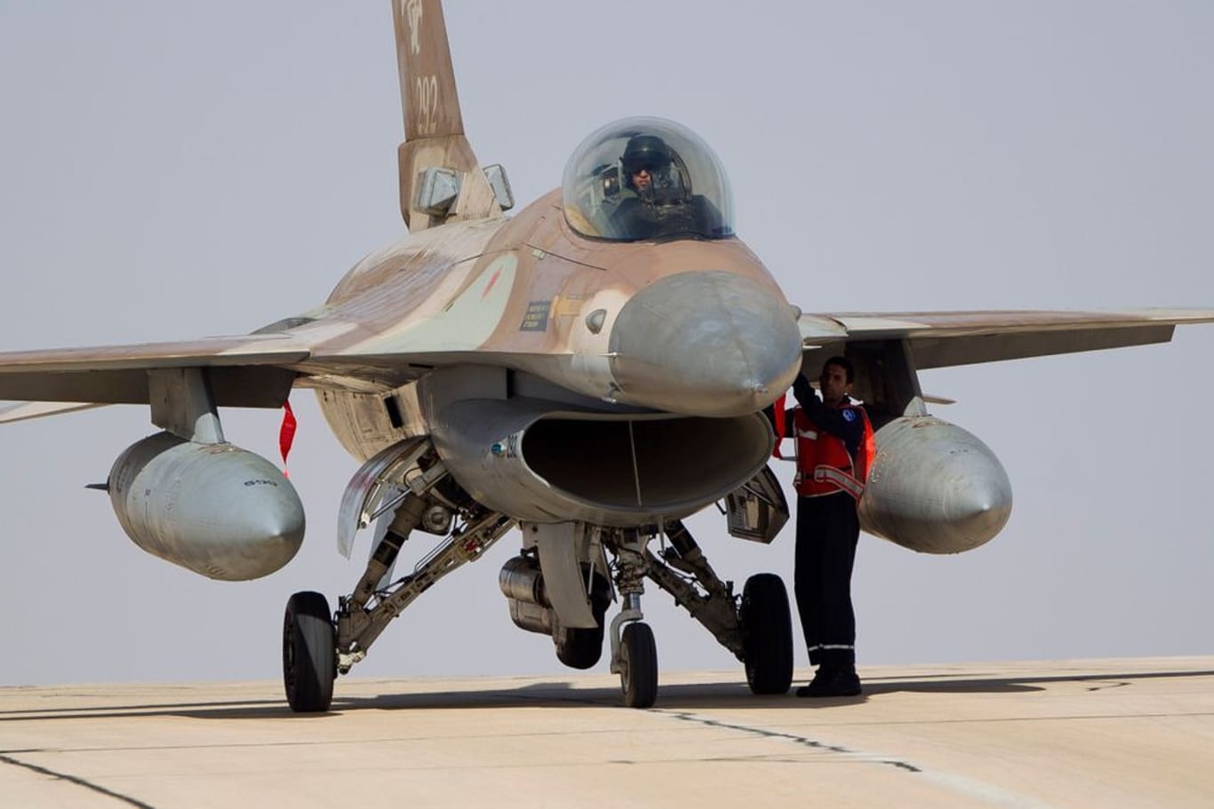Mechaniker auf einem Militärflughafen in Israel an einem F-16 Kampfjet (Archivfoto): Erneut hat Israel Stellungen der Hisbollah im Libanon angegriffen.