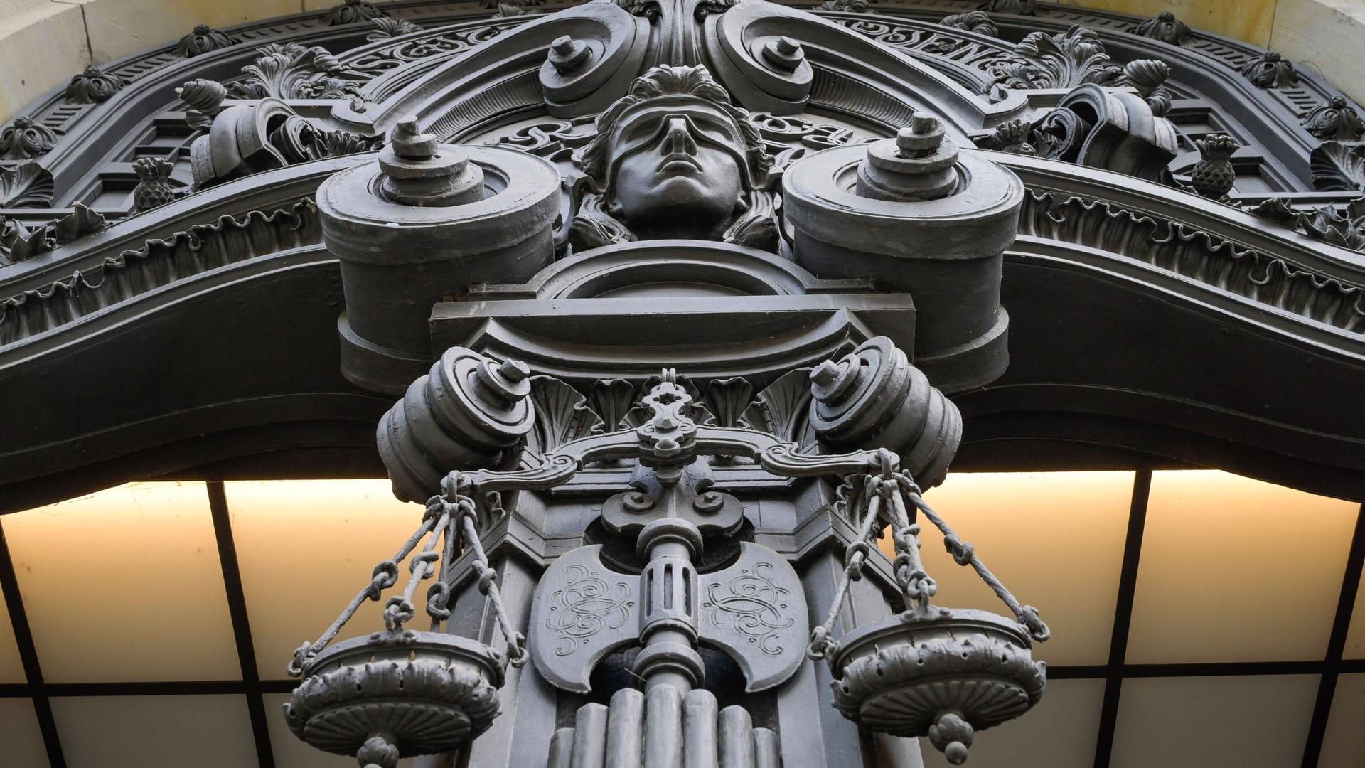 Skulptur der Justitia (Symbolbild): Das Oberlandesgericht bestätigte, dass eine Mutter sich der internationalen Kindesentführung schuldig machte.