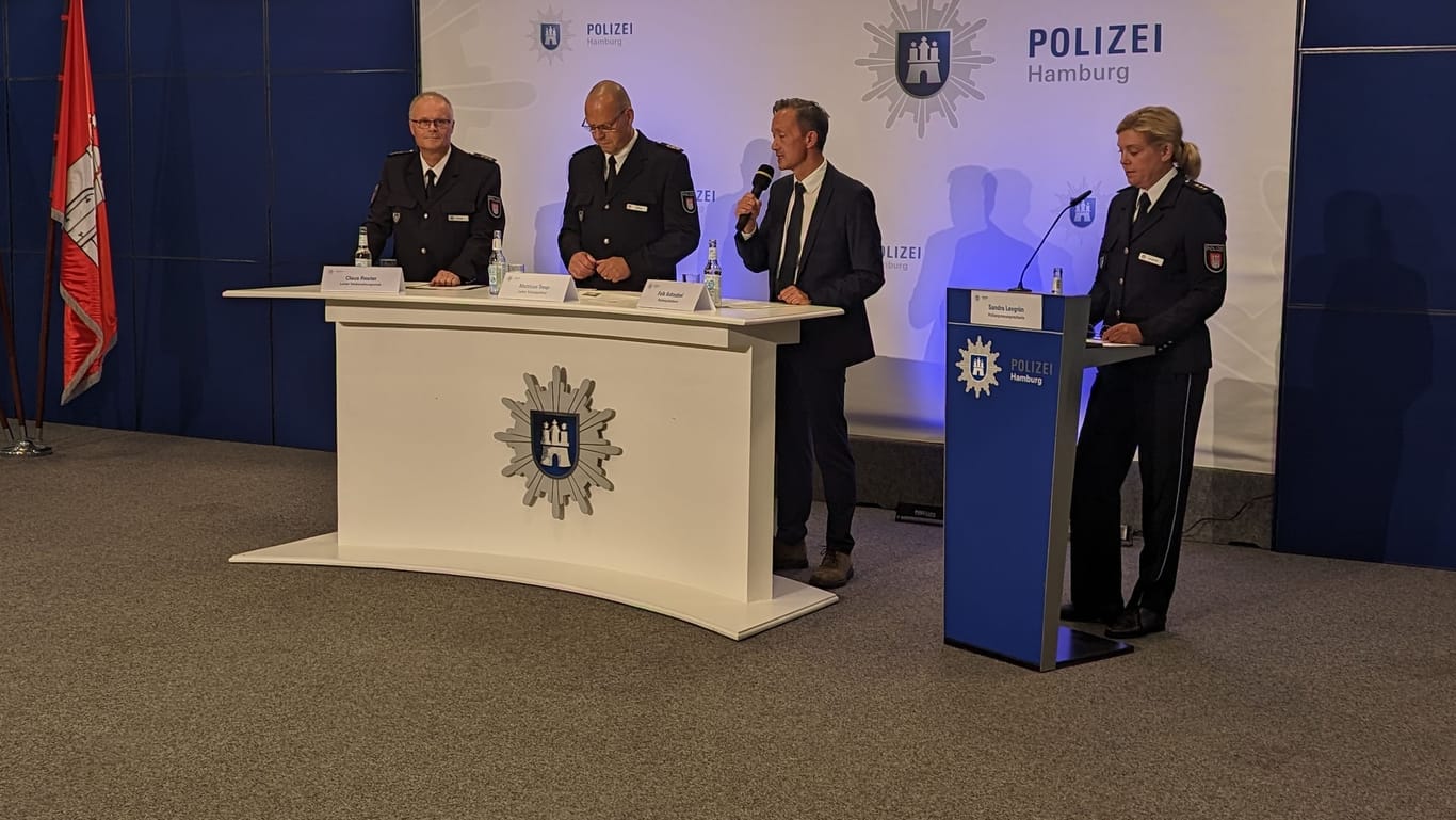Polizeipräsident Falk Schnabel (3.v.l.), Matthias Tresp (2.v.l.) und Claus Reuter (l.) haben am Mittwoch das Hamburger Sicherheitskonzept vorgestellt.