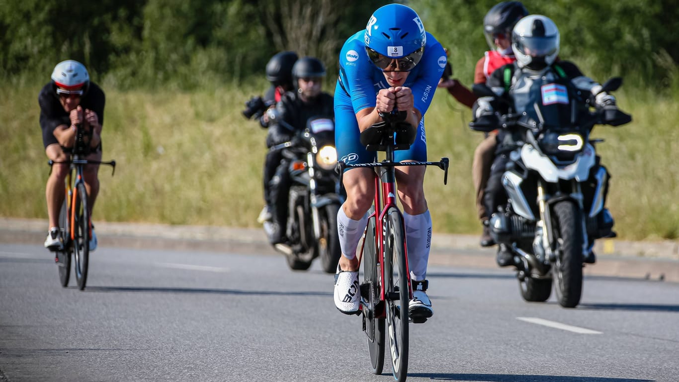 Triathlet Florian Angert auf der Radstrecke des Ironman Hamburg 2023: Nach einem tödlichen Unfall gibt es 2024 einen angepassten Kurs.