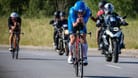 Triathlet Florian Angert auf der Radstrecke des Ironman Hamburg 2023: Nach einem tödlichen Unfall gibt es 2024 einen angepassten Kurs.