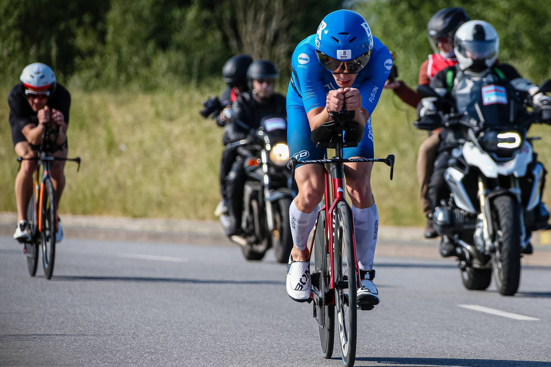 Triathlet Florian Angert auf der Radstrecke des Ironman Hamburg 2023: Nach einem tödlichen Unfall gibt es 2024 einen angepassten Kurs.
