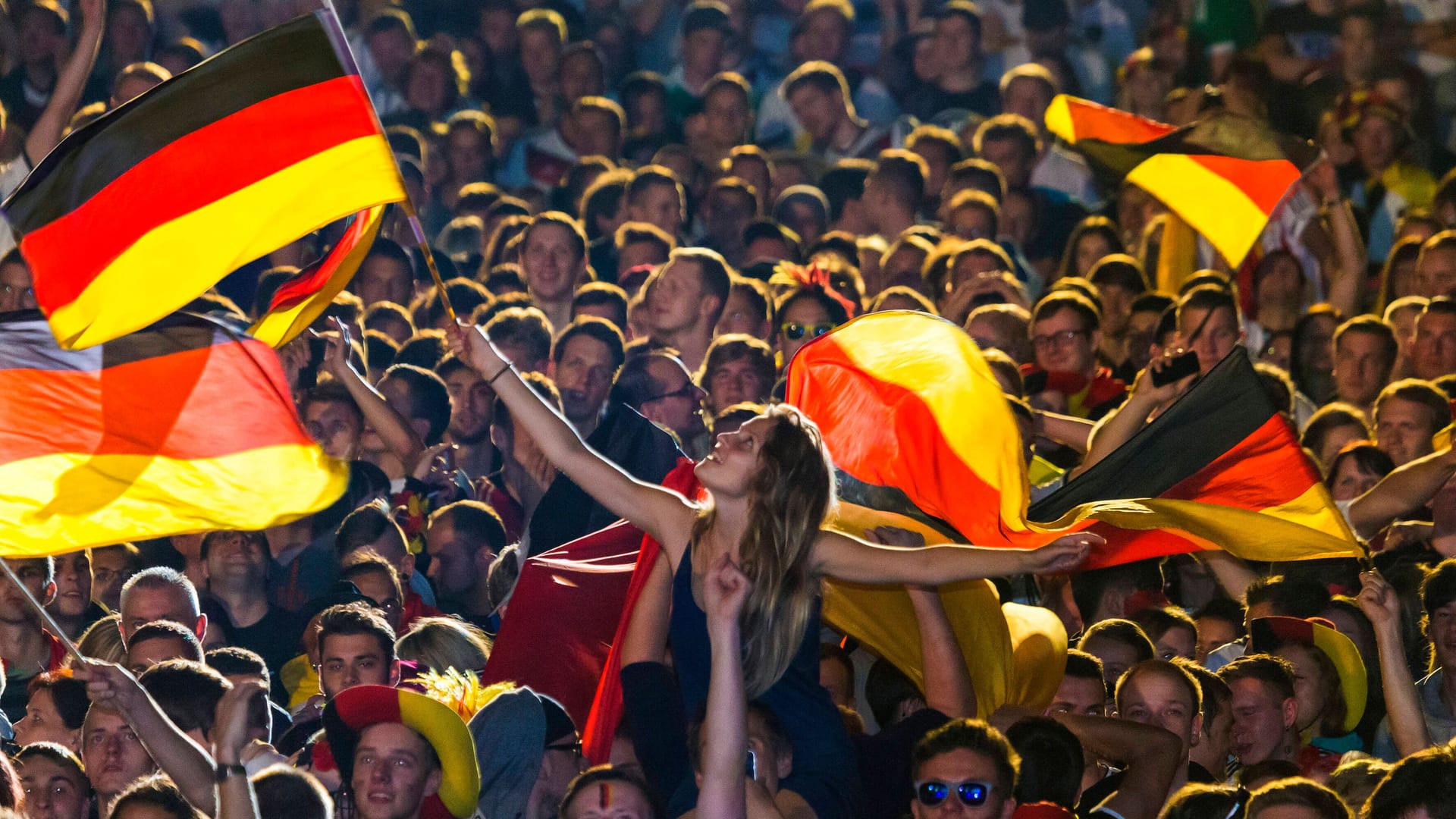 Public Viewing in Dresden Public Viewing am Elbufer in Dresden auf dem Gelände der Filmnächte am Elbufer, bei der Übertragung der Spiele aus Brasilien auf die grosse Filmleinwand, fiebern tausende Fans für ihre Mannschaft und erleben den Sieg der DFB Elf.