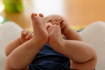 Ein Säugling spielt mit eigenen Füßen (Archivbild): Vielleicht eine Sophia oder ein Noah.